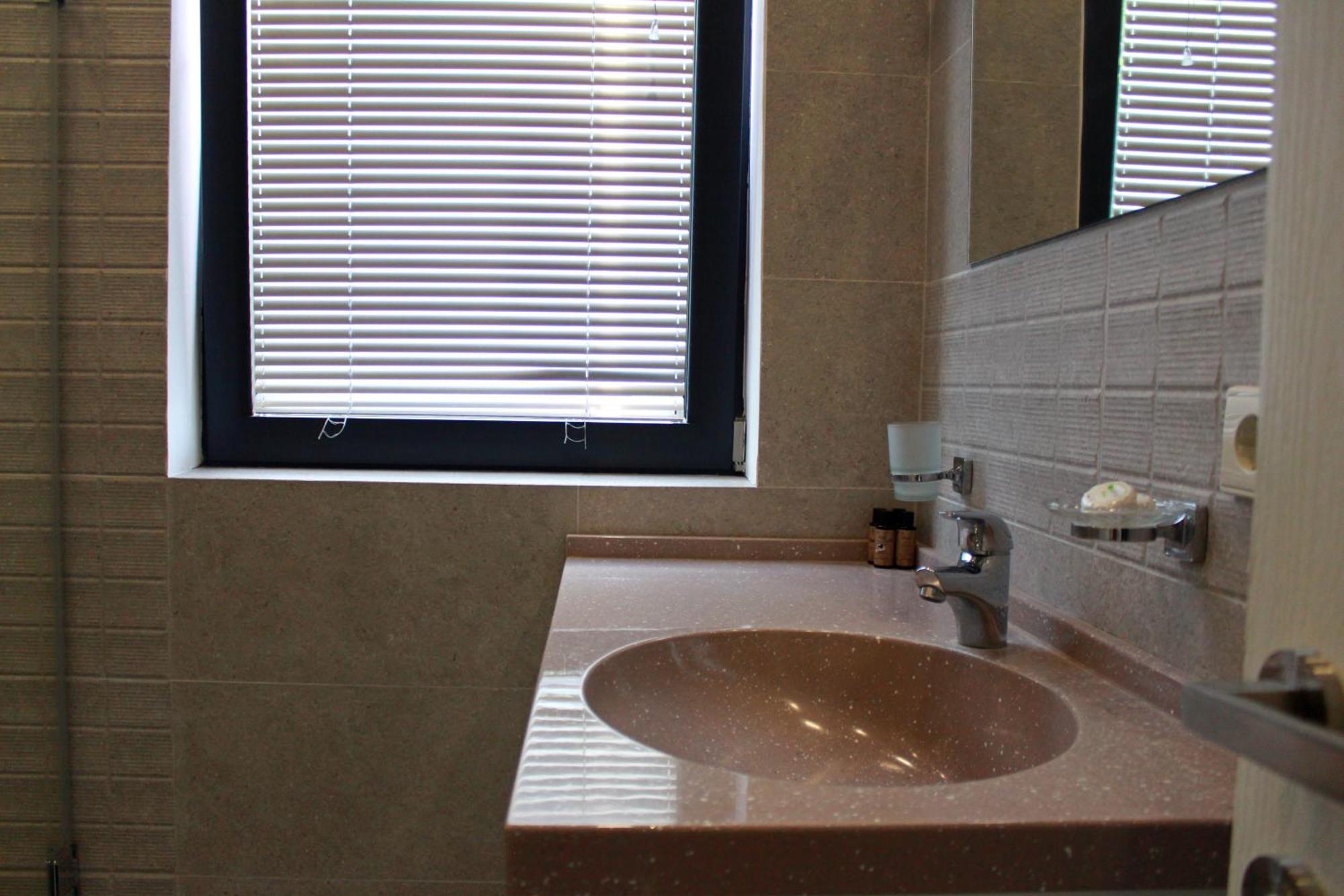Hotel Winoterra Тбилиси Екстериор снимка